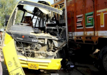 Hindistanda avtobusla yük maşını toqquşdu: 15 nəfər öldü