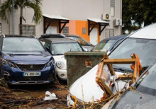 Fransada fırtına evlərin damını uçurdu - FOTO