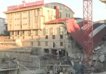 İstanbulda universitet binası çökdü - Video