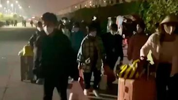 Çində iPhone fabrikində Covid-19 üçün karantində olan işçilər qaçıblar