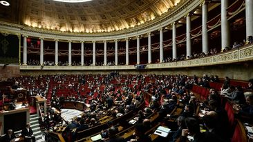 Fransada parlamentin buraxılması müzakirə edilir