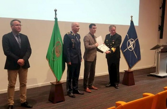 NATO nümayəndəsi azərbaycanlı hərbçiyə sertifikat verdi