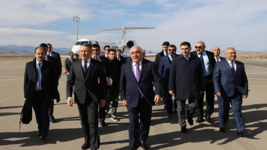 Əli Əsədov Fuat Oktayı Füzuli Beynəlxalq Hava Limanında qarşıladı