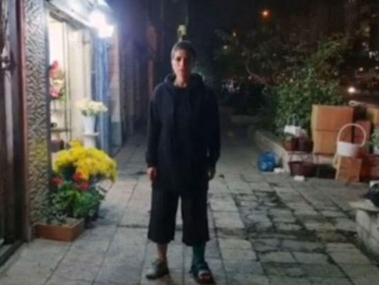 İranlı aktrisadan qadınlara dəstək: Məcburi hicabdan imtina edərək yaylığını açdı - VİDEO