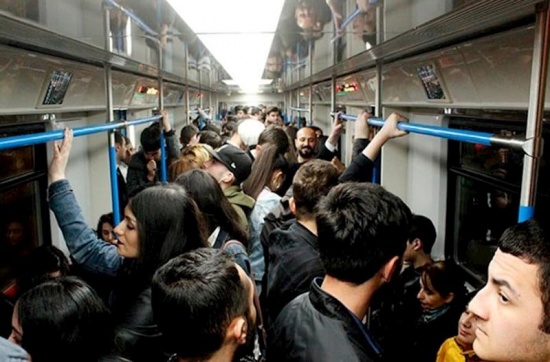 “Metroya minməyə cəhd etdim, 3-4 vaqon buraxmalı oldum” - Deputat