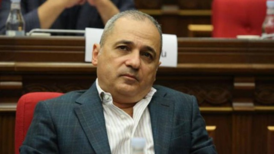 Ermənistanda deputat mantadından istefa verdi