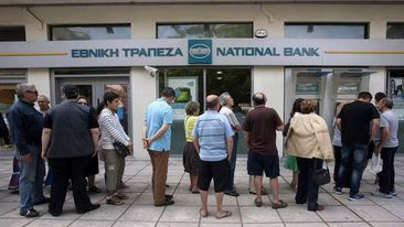 Yunanıstanda dəhşət: Polkovnik qumbara ilə bankı qarət etdi