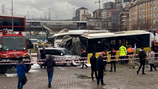 Türkiyədə avtobusla tramvay toqquşdu: Yaralananlar var
