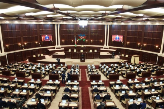 "Hamının danışmaq hüququ var" - Parlamentdə NARAZILIQ