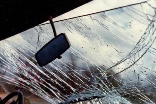 “Hyundai” dirəyə çırpıldı, 2 nəfər yaralandı