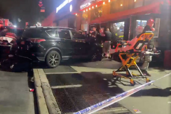 Nyu-Yorkda avtomobil restorana çırpıldı: 18 nəfər yaralandı