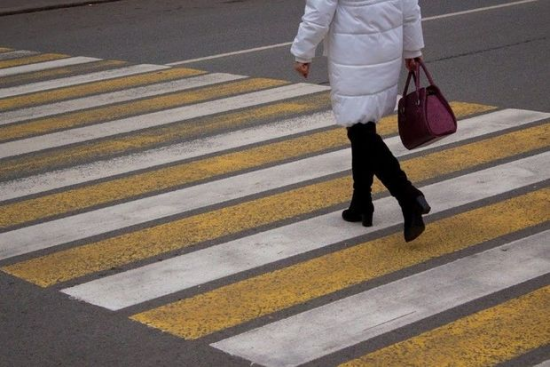 Qaradağda yolu keçən qadını avtomobil vurub