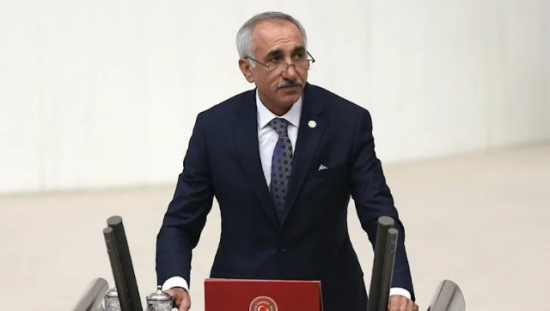 Türkiyədə deputat ailəsi ilə birlikdə dağıntılar altında qaldı