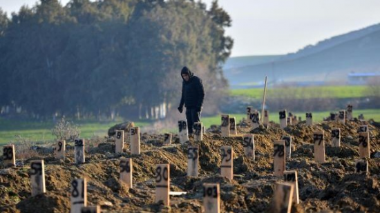 Zəlzələ qurbanlarının qəbir daşları diqqət çəkdi - FOTOLAR