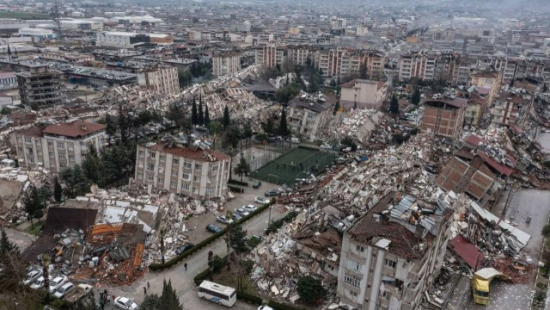 Türkiyədə zəlzələ nəticəsində dağılan binalarla bağlı istintaq başladılıb