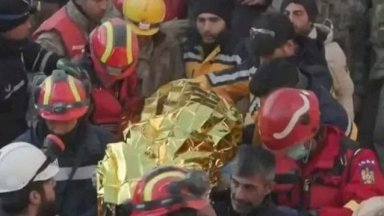 77 yaşlı qadın 227 saat sonra dağıntılar altından sağ çıxarıldı