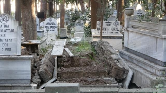 Zəlzələ zamanı məzarlar da dağıldı - FOTOLAR
