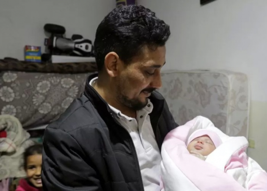 Suriyada dağıntılar altında doğulan körpə övladlığa götürüldü