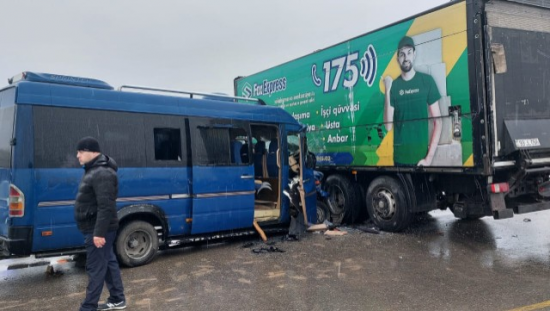 Sabirabadda mikroavtobusla yük maşını TOQQUŞDU - FOTO