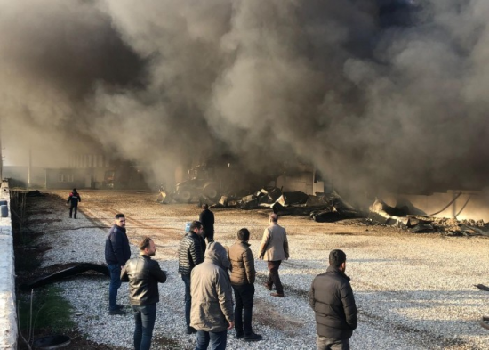 Türkiyədə fabrik yanaraq kül oldu
