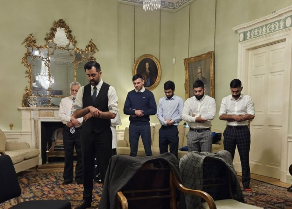 Şotlandiyanın yeni baş naziri ilk iş günündə namaz qıldı