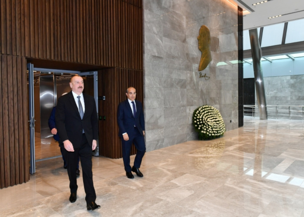 İlham Əliyev Əmlak Məsələləri Dövlət Xidmətinin yeni inzibati binasının açılışında - FOTOLAR