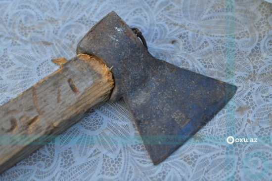 Azərbaycanda kişi gəlini və nəvəsini baltaladı
