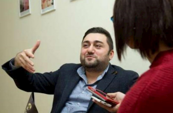 Aktyor onu məhkəməyə verən məşhur şirkətdən şikayətçi oldu