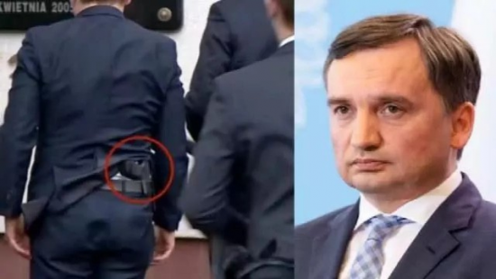 Polşalı nazirin belindəki silahla şəkli təndiq olundu