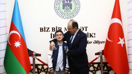 Türkiyə səfiri videosu ilə məşhurlaşan İbrahimlə görüşdü