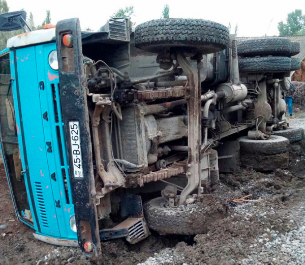 Azərbaycanda iki “KamAz” toqquşub: Ölən var