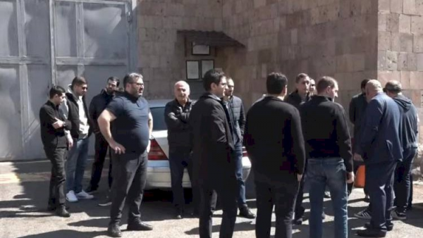 Həmkarını döyən erməni deputat azadlığa çıxdı