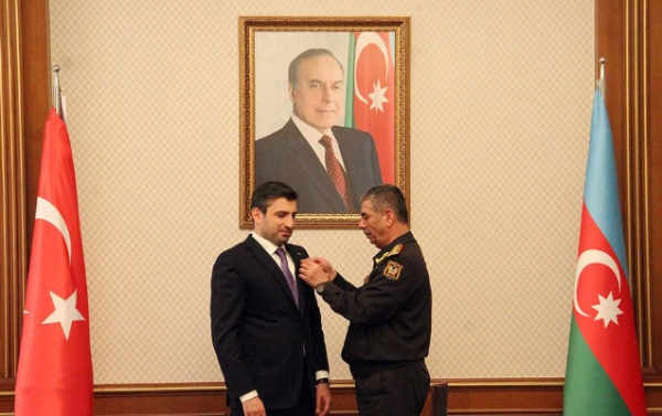 Zakir Həsənov Selçuk Bayraktarı medalla təltif etdi - Fotolar