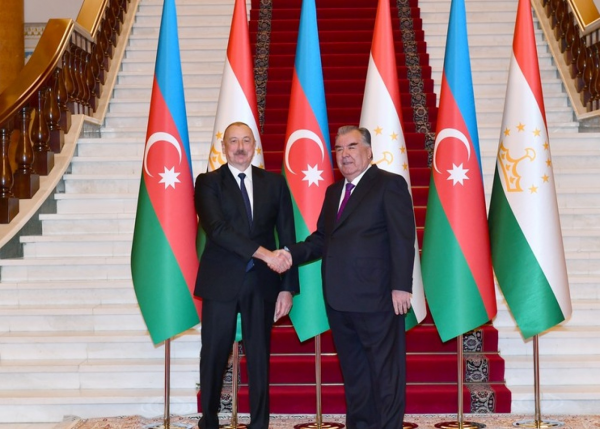 Liderlər mətbuata bəyanatlarla çıxış ediblər