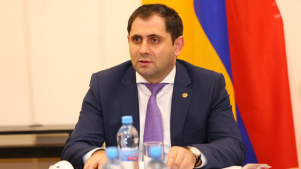 Ermənistanın müdafiə naziri məhkəməyə verildi