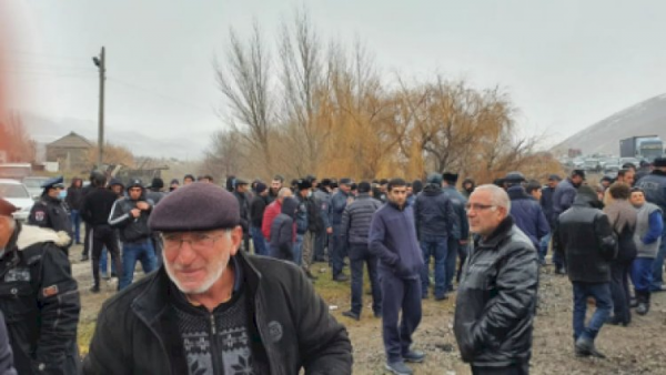 Erməni məhbusların valideynləri magistral yolu bağladı