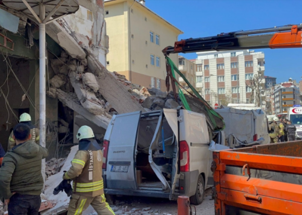 İstanbulda 5 mərtəbəli boş bina çökdü - Yaralanan var (FOTO)