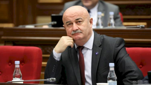 Erməni deputat Azərbaycan bayrağının yandırılmasına görə üzr istədi