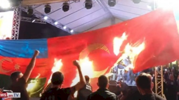 İrəvanda yenidən Azərbaycan bayrağı yandırıldı
