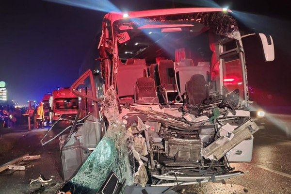 Türkiyədə şagirdləri daşıyan tur avtobusu yük maşını ilə toqquşdu: Onlarla yaralı var