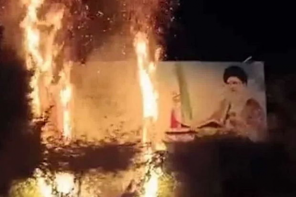 İranda Xameneinin şəkli olan banner yandırıldı