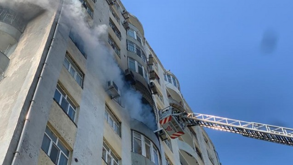 Bakıda çoxmərtəbəli binada yanğın oldu