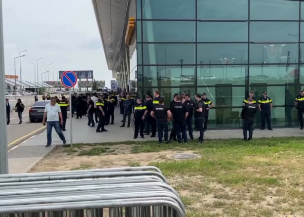 Gürcüstanda polis hava limanını mühasirəyə aldı