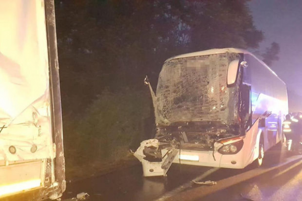 Türkiyədə seçiciləri daşıyan avtobus yük maşınına çırpıldı: Onlarla yaralı var