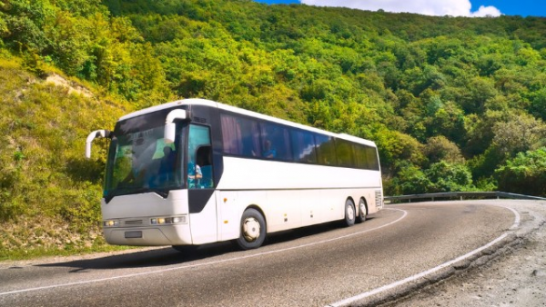 Hindistanda sərnişin avtobusu dərəyə aşdı: Ölənlər var