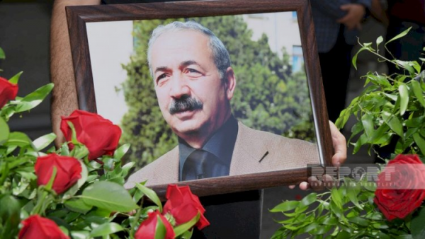 Elxan Qasımov oğlunun məzarı yanında dəfn olundu