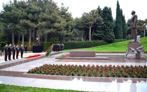 Generallar Heydər Əliyevin məzarını ziyarət edirlər - FOTOLAR