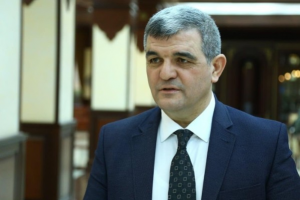 Fazil Mustafa güllələndikdən sonra ilk dəfə Milli Məclisin iclasına qatıldı