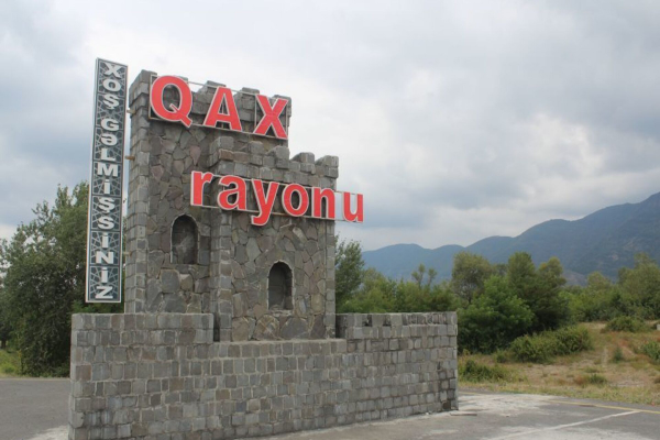 Qaxın yollarına ağac aşdı, hərəkət məhdudlaşdı