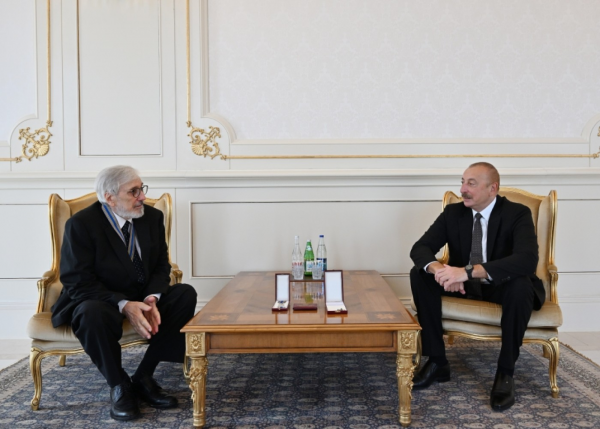 İlham Əliyev Xalq artistinə “İstiqlal” ordenini təqdim etdi - FOTO